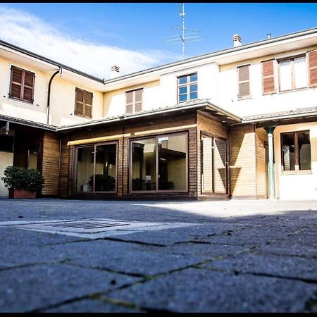 Manfredi Ristorante Con Alloggio Romentino Exterior foto